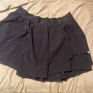 Black lululemon tennis skirt never worn size 12